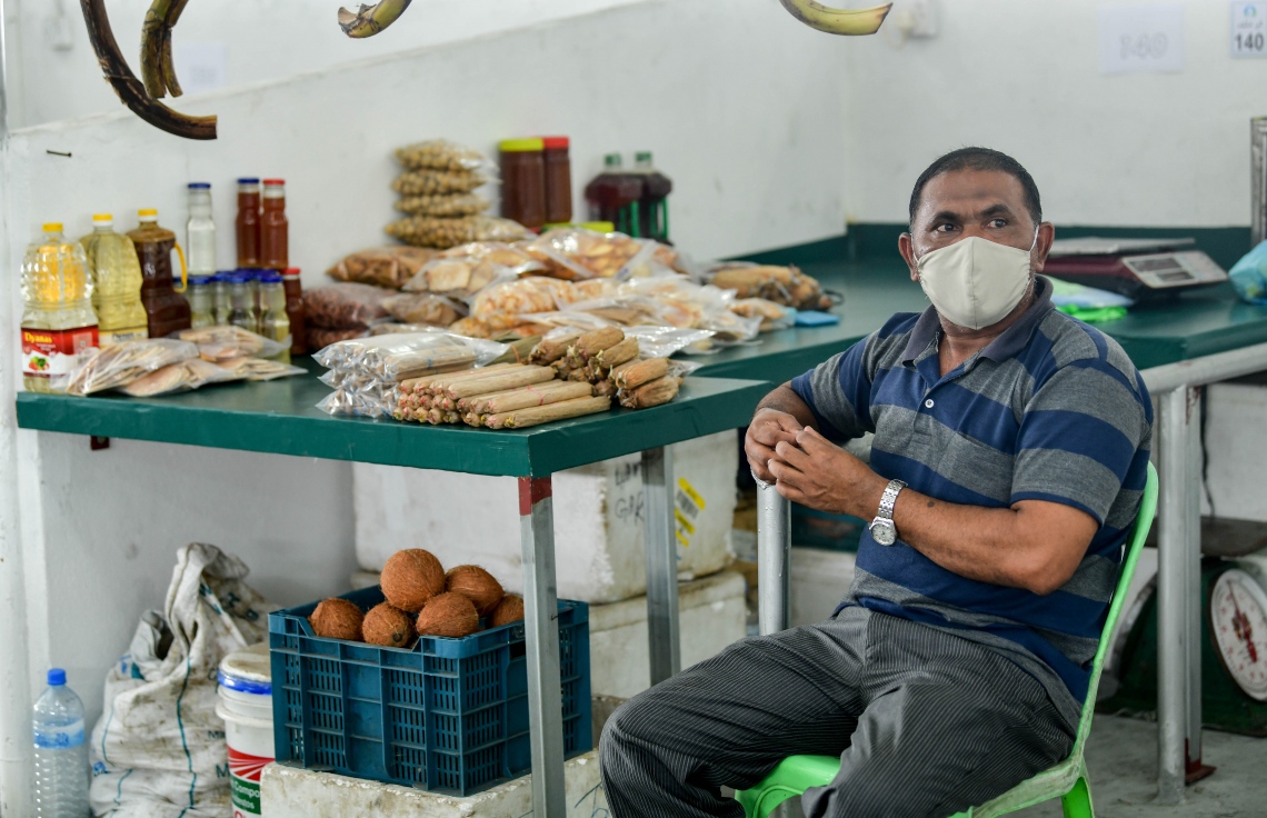 މާލެ: ޖުލައި 2، 2020: ލޯކަލް މާރުކޭޓުގައި ގޮޅިއެއްގައި ކާބޯތަކެތި ވިއްކާ މީހަކު ހަރަކާތްތެރިވަނީ: ވިޔަފާރި ދަށް ކަމަށާއި މުދާ ނުވިކި އުކާލަން ޖެހޭކަމަށް ވިޔަފާރިވެރިން ބުނޭ--. ފޮޓޯ: ނިޝާން އަލީ/މިހާރު