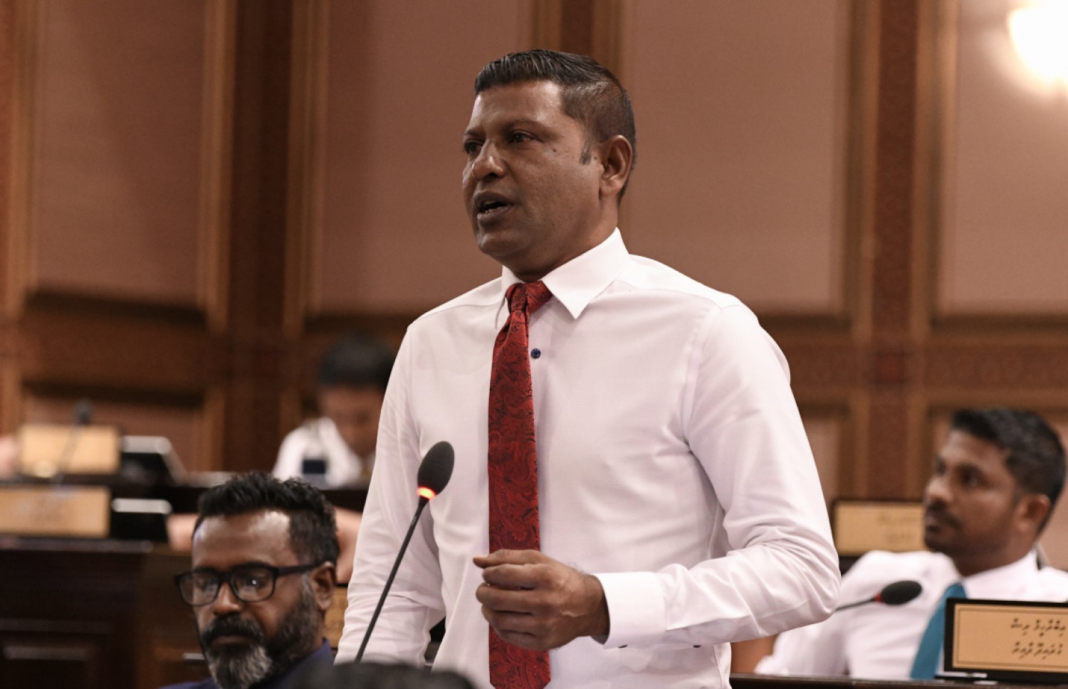 މިލަންދޫ ދާއިރާގެ މެމްބަރު އަލީ ރިޒާ. އޭނާ ވިދާޅުވީ ބޮޑުފިނޮޅުގައި ތިބި މުވައްޒަފުންނަށް މުސާރަ ދޭންް ޖެހޭނީ ސީލް މޯލްޑިވްސް އިން ކަމަށް