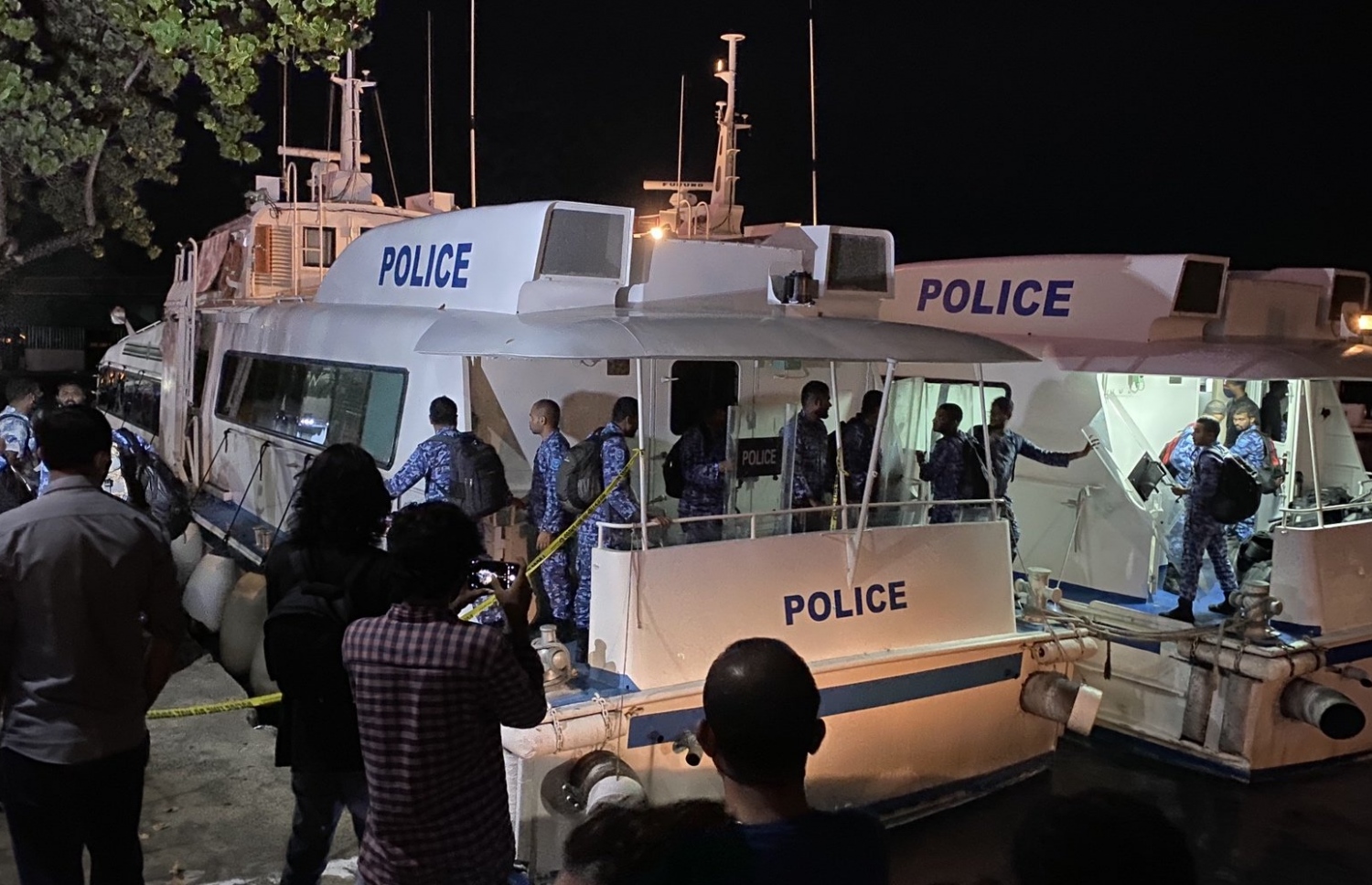 ބޮޑުފިނޮޅުގައި ކުރާ ހަޅުތާލު ހުއްޓުވަން ފުލުހުން މާލެ އިން ރޭ ދަންވަރު ފުރަން ތައްޔާރުވަނީ.---ފޮޓޯ: ޕޮލިސް