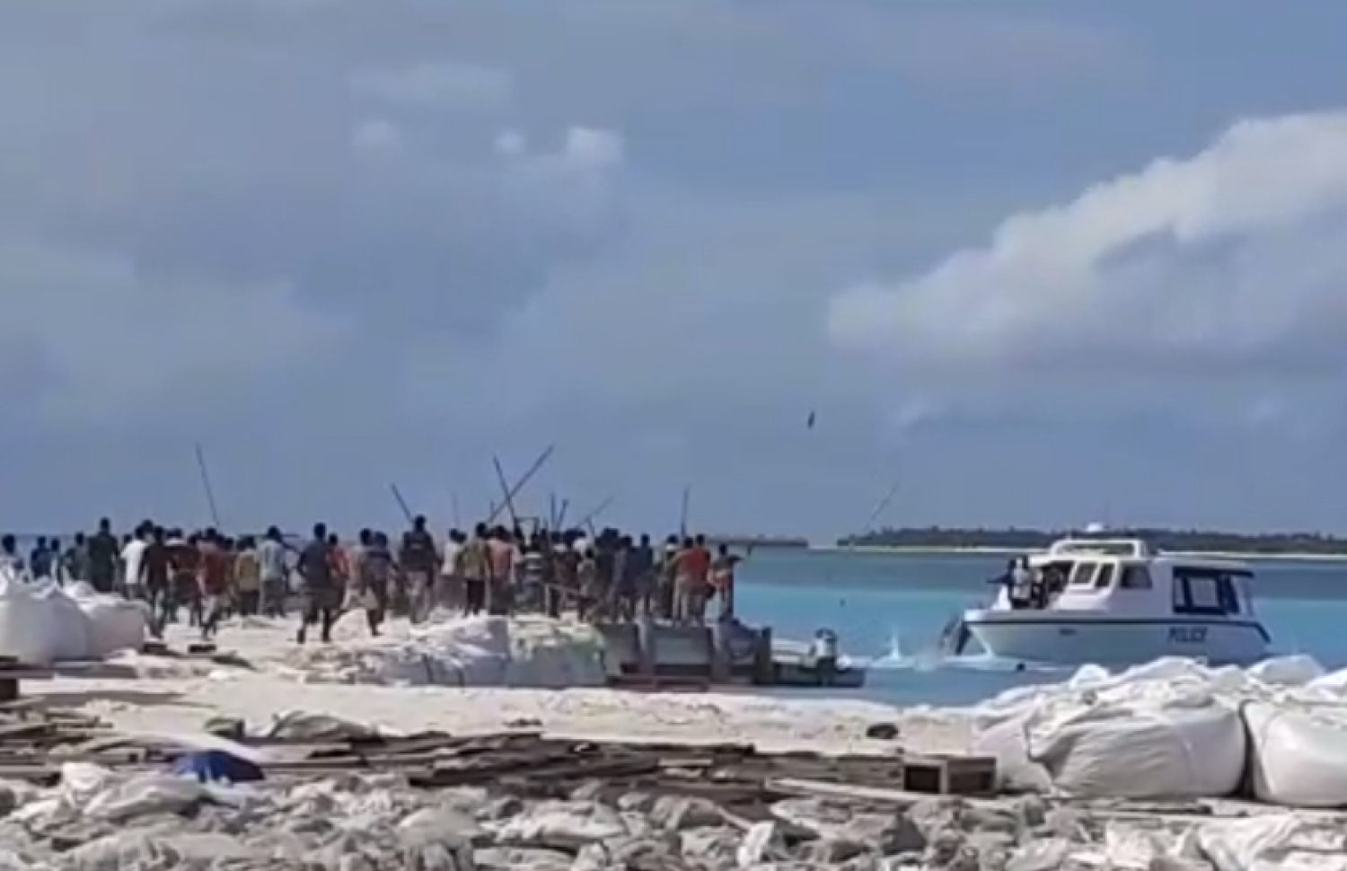 ބޮޑުފިނޮޅަށް ދިޔަ ފުލުހުންނަށް ބިދޭސީން ހަމަލާދެނީ: އެ މީހުން ހަމަނުޖެހުމަށް ނުކުތީ މުސާރަ ނުދޭތާ ހަތް މަސް ވުމުން އައި ރުޅީގައި.