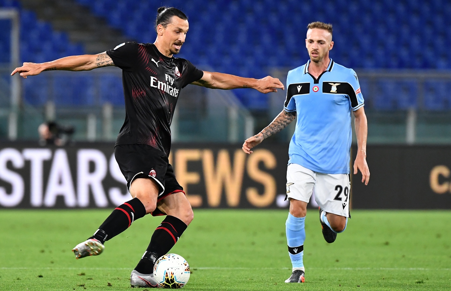 އޭސީ މިލާނުގެ ޒަލަޓާން އިބްރަހިމޮވިޗް (ވ) އަތުން ބޯޅަ ހޯދަން ލާޒިއޯގެ މެނުއަލް ލައްޒާރީ މަސައްކަތްކުރަނީ. --ފޮޓޯ: އޭއެފްޕީ