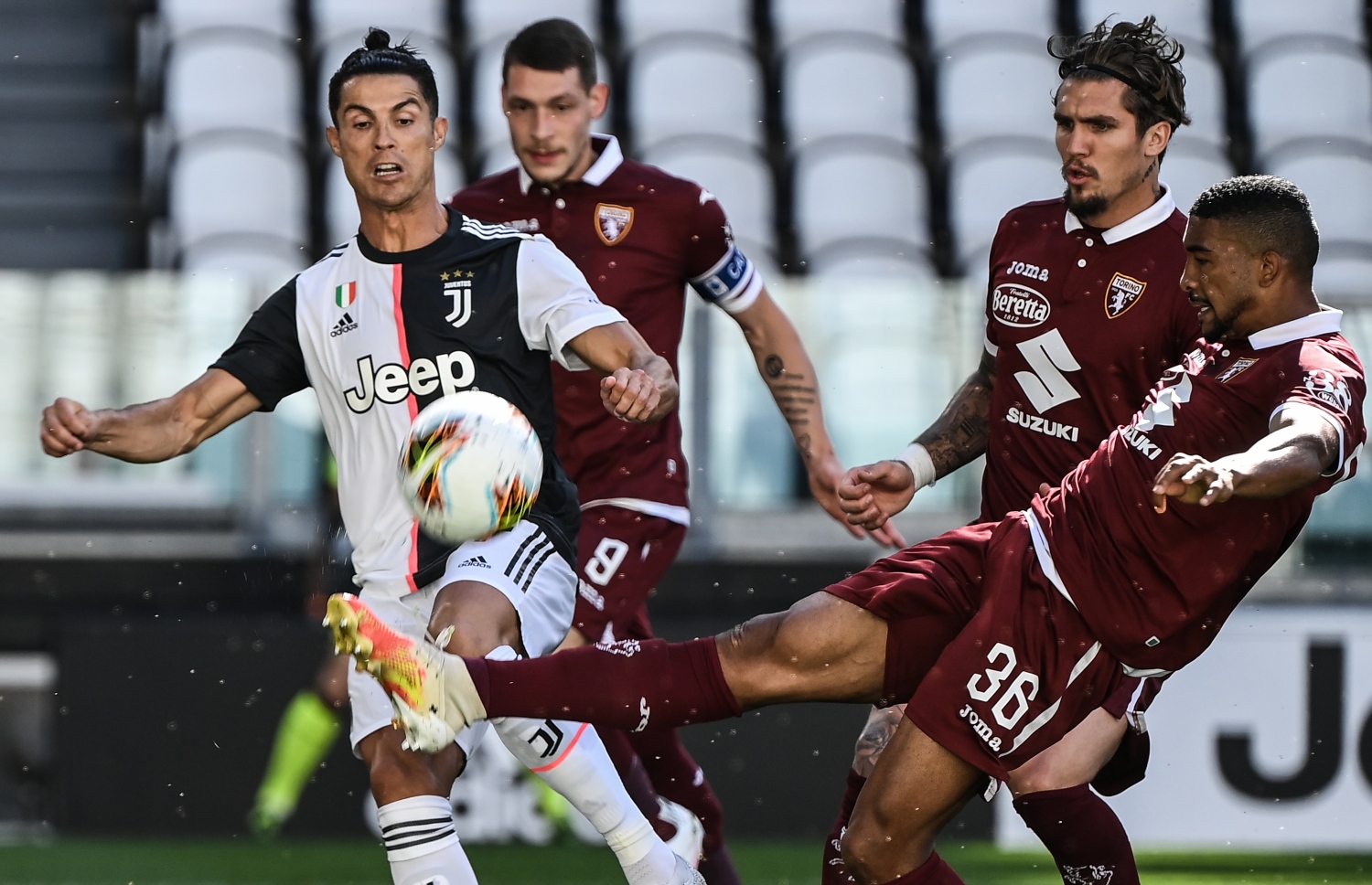 ޔުވެންޓަސްގެ ކްރިސްޓިއާނޯ ރޮނާލްޑޯ (ވ) އަތުން ބޯޅަ ހޯދަން ޓޮރިނޯގެ ކުޅުންތެރިން މަސައްކަތްކުރަނީ. --ފޮޓޯ: އޭއެފްޕީ