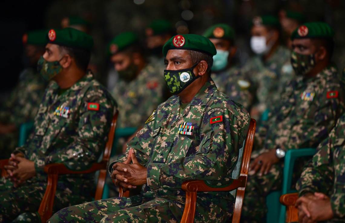 މާލެ: ޖުލައި 5، 2020- ކޮވިޑް-19 އިން ދިވެހިން ރައްކާތެރިކުރުމަށް ސަރުކާރުން އެޅި ފިޔަވަޅުތަކަށް ސިފައިންގެ ފަރާތުން ދިން އެއްބާރުލުމާއި އެހީތެރިކަމުގެ އަގު ވަޒަން ކުރެއްވުމުގެ ގޮތުން ރައީސް އިބްރާހިމް މުހައްމަދު ސޯލިހު، ސިފައިންނާ ބައްދަލުކުރައްވަން ބޭއްވި ރަސްމިއްޔާތުގައި ބައިވެރިވި ބައެއް ސިފައިން.---ފޮޓޯ: އަހުމަދު އަވްޝަން/މިހާރު