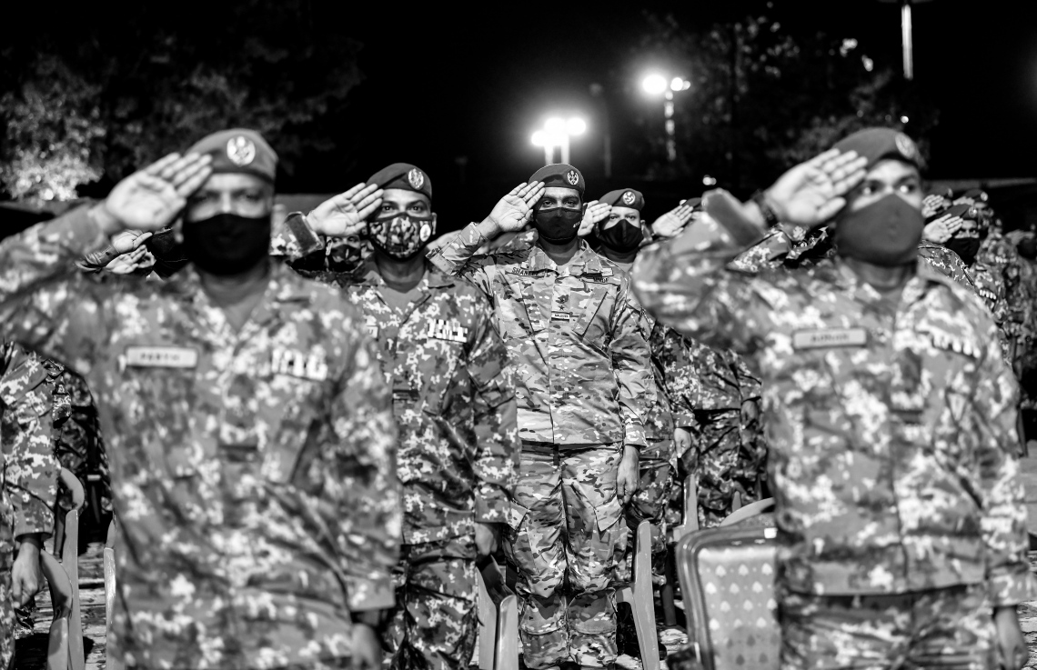 މާލެ: ޖުލައި 5، 2020- ކޮވިޑް-19 އިން ދިވެހިން ރައްކާތެރިކުރުމަށް ސަރުކާރުން އެޅި ފިޔަވަޅުތަކަށް ސިފައިންގެ ފަރާތުން ދިން އެއްބާރުލުމާއި އެހީތެރިކަމުގެ އަގު ވަޒަން ކުރެއްވުމުގެ ގޮތުން ރައީސް އިބްރާހިމް މުހައްމަދު ސޯލިހު، ސިފައިންނާ ބައްދަލުކުރައްވަން ބޭއްވި ރަސްމިއްޔާތުގައި ބައިވެރިވި ބައެއް ސިފައިން.---ފޮޓޯ: އަހުމަދު އަވްޝަން/މިހާރު