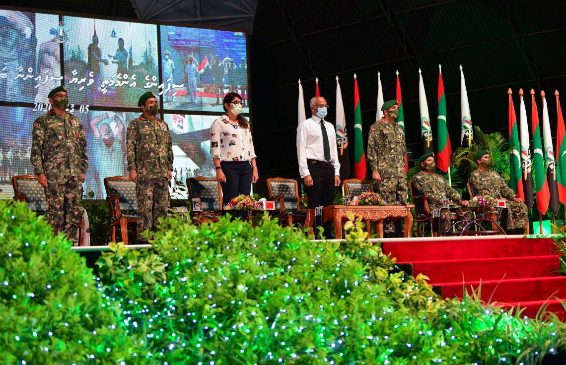 މާލެ: ޖުލައި 5، 2020- ކޮވިޑް-19 އިން ދިވެހިން ރައްކާތެރިކުރުމަށް ސަރުކާރުން އެޅި ފިޔަވަޅުތަކަށް ސިފައިންގެ ފަރާތުން ދިން އެއްބާރުލުމާއި އެހީތެރިކަމުގެ އަގު ވަޒަން ކުރެއްވުމުގެ ގޮތުން ރައީސް އިބްރާހިމް މުހައްމަދު ސޯލިހު، ސިފައިންނާ ބައްދަލުކުރައްވަން ބޭއްވި ރަސްމިއްޔާތުގައި އެ މަނިކުފާނުގެ އިތުރުން ޑިފެންސް މިނިސްޓަރު މާރިޔާ އަހުމަދު ދީދީ އާއި ޗީފް އޮފް ޑިފެންސް ފޯސް މޭޖާ ޖެނެރަލް އަބްދުﷲ ޝަމާލްގެ އިތުރުން ސިފައިންގޭގެ ބައެއް އެހެން ވެރިން.---ފޮޓޯ: އަހުމަދު އަވްޝަން/މިހާރު