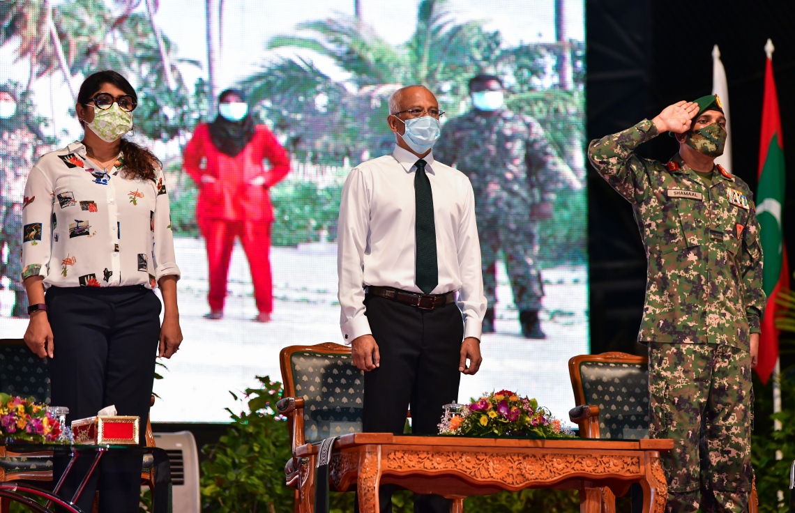 މާލެ: ޖުލައި 5، 2020- ކޮވިޑް-19 އިން ދިވެހިން ރައްކާތެރިކުރުމަށް ސަރުކާރުން އެޅި ފިޔަވަޅުތަކަށް ސިފައިންގެ ފަރާތުން ދިން އެއްބާރުލުމާއި އެހީތެރިކަމުގެ އަގު ވަޒަން ކުރެއްވުމުގެ ގޮތުން ރައީސް އިބްރާހިމް މުހައްމަދު ސޯލިހު، ސިފައިންނާ ބައްދަލުކުރައްވަން ބޭއްވި ރަސްމިއްޔާތުގައި އެ މަނިކުފާނުގެ އިތުރުން ޑިފެންސް މިނިސްޓަރު މާރިޔާ އަހުމަދު ދީދީ އާއި ޗީފް އޮފް ޑިފެންސް ފޯސް މޭޖާ ޖެނެރަލް އަބްދުﷲ ޝަމާލް ބައިވެރިވެވަޑައިގަންނަވަނީ.---ފޮޓޯ: އަހުމަދު އަވްޝަން/މިހާރު