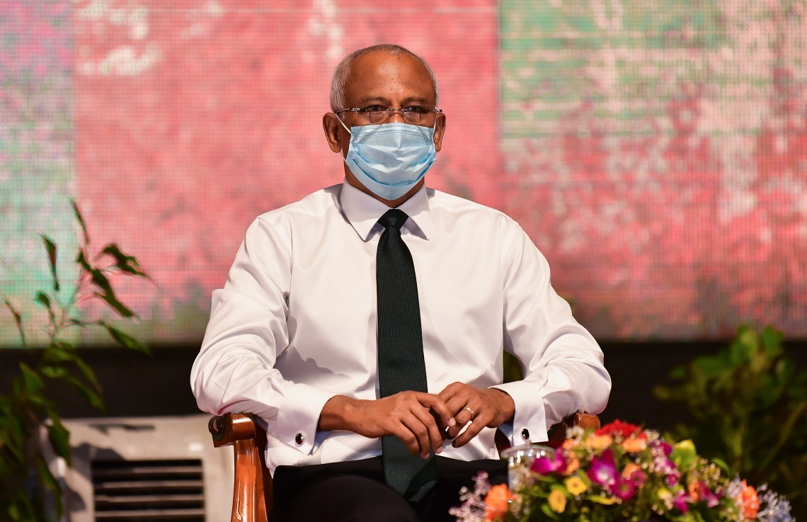 މާލެ: ޖުލައި 5، 2020- ކޮވިޑް-19 އިން ދިވެހިން ރައްކާތެރިކުރުމަށް ސަރުކާރުން އެޅި ފިޔަވަޅުތަކަށް ސިފައިންގެ ފަރާތުން ދިން އެއްބާރުލުމާއި އެހީތެރިކަމުގެ އަގު ވަޒަން ކުރުމުގެ ގޮތުން ބޭއްވި ރަސްމިއްޔާތުގައި ރައީސް އަދި ސިފައިންގެ އެންމެ މަތީވެރިޔާ އިބްރާހިމް މުހައްމަދު ސޯލިހު ބައިވެރިވެވަޑައިގަންނަވަނީ.---ފޮޓޯ: އަހުމަދު އަވްޝަން/މިހާރު