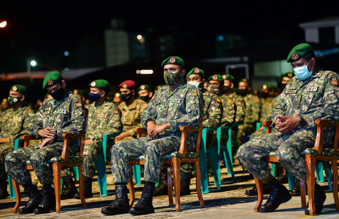 މާލެ: ޖުލައި 5، 2020- ކޮވިޑް-19 އިން ދިވެހިން ރައްކާތެރިކުރުމަށް ސަރުކާރުން އެޅި ފިޔަވަޅުތަކަށް ސިފައިންގެ ފަރާތުން ދިން އެއްބާރުލުމާއި އެހީތެރިކަމުގެ އަގު ވަޒަން ކުރެއްވުމުގެ ގޮތުން ރައީސް އިބްރާހިމް މުހައްމަދު ސޯލިހު، ސިފައިންނާ ބައްދަލުކުރައްވަން ބޭއްވި ރަސްމިއްޔާތުގައި ބައިވެރިވި ބައެއް ސިފައިން.---ފޮޓޯ: އަހުމަދު އަވްޝަން/މިހާރު