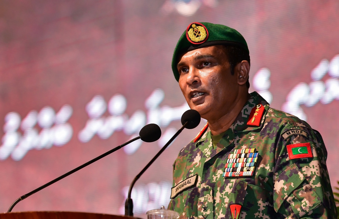 މާލެ: ޖުލައި 5، 2020- ކޮވިޑް-19 އިން ދިވެހިން ރައްކާތެރިކުރުމަށް ސަރުކާރުން އެޅި ފިޔަވަޅުތަކަށް ސިފައިންގެ ފަރާތުން ދިން އެއްބާރުލުމާއި އެހީތެރިކަމުގެ އަގު ވަޒަން ކުރެއްވުމުގެ ގޮތުން ރައީސް އިބްރާހިމް މުހައްމަދު ސޯލިހު، ސިފައިންނާ ބައްދަލުކުރައްވަން ބޭއްވި ރަސްމިއްޔާތުގައި ޗީފް އޮފް ޑިފެންސް ފޯސް މޭޖާ ޖެނެރަލް އަބްދުﷲ ޝަމާލް ވާހަކަ ދައްކަވަނީ.---ފޮޓޯ: އަހުމަދު އަވްޝަން/މިހާރު