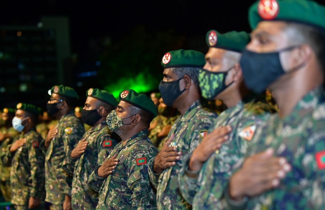 މާލެ: ޖުލައި 5، 2020- ކޮވިޑް-19 އިން ދިވެހިން ރައްކާތެރިކުރުމަށް ސަރުކާރުން އެޅި ފިޔަވަޅުތަކަށް ސިފައިންގެ ފަރާތުން ދިން އެއްބާރުލުމާއި އެހީތެރިކަމުގެ އަގު ވަޒަން ކުރެއްވުމުގެ ގޮތުން ރައީސް އިބްރާހިމް މުހައްމަދު ސޯލިހު، ސިފައިންނާ ބައްދަލުކުރައްވަން ބޭއްވި ރަސްމިއްޔާތުގައި ބައިވެރިވި ބައެއް ސިފައިން.---ފޮޓޯ: އަހުމަދު އަވްޝަން/މިހާރު