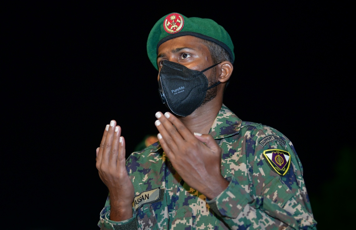 މާލެ: ޖުލައި 5، 2020- ކޮވިޑް-19 އިން ދިވެހިން ރައްކާތެރިކުރުމަށް ސަރުކާރުން އެޅި ފިޔަވަޅުތަކަށް ސިފައިންގެ ފަރާތުން ދިން އެއްބާރުލުމާއި އެހީތެރިކަމުގެ އަގު ވަޒަން ކުރެއްވުމުގެ ގޮތުން ރައީސް އިބްރާހިމް މުހައްމަދު ސޯލިހު، ސިފައިންނާ ބައްދަލުކުރައްވަން ބޭއްވި ރަސްމިއްޔާތުގައި ސިފައިންގެ މީހަކު ދުއާ އަށް އަތް ނަގައިގެން.---ފޮޓޯ: އަހުމަދު އަވްޝަން/މިހާރު