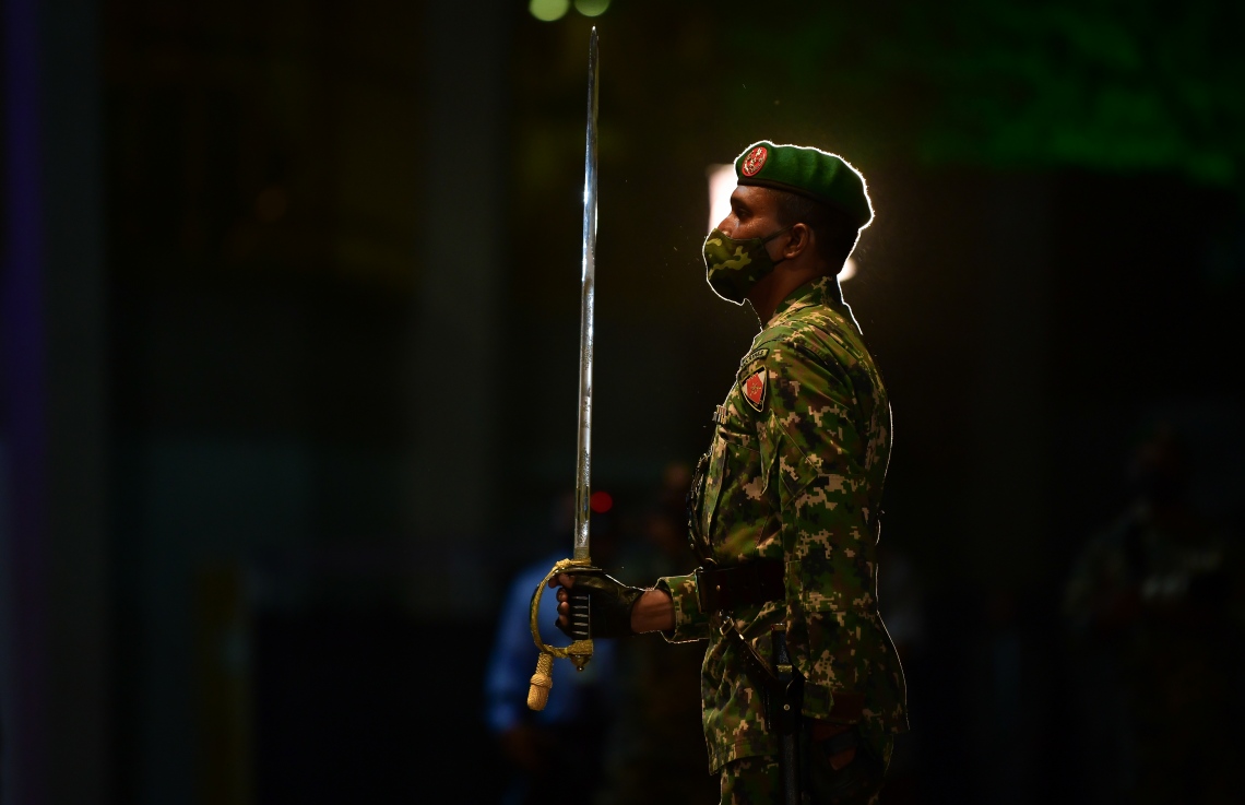 މާލެ: ޖުލައި 5، 2020- ކޮވިޑް-19 އިން ދިވެހިން ރައްކާތެރިކުރުމަށް ސަރުކާރުން އެޅި ފިޔަވަޅުތަކަށް ސިފައިންގެ ފަރާތުން ދިން އެއްބާރުލުމާއި އެހީތެރިކަމުގެ އަގު ވަޒަން ކުރެއްވުމުގެ ގޮތުން ރައީސް އިބްރާހިމް މުހައްމަދު ސޯލިހު، ސިފައިންނާ ބައްދަލުކުރައްވަން ބޭއްވި ރަސްމިއްޔާތުގެ ތެރެއިން.---ފޮޓޯ: އަހުމަދު އަވްޝަން/މިހާރު