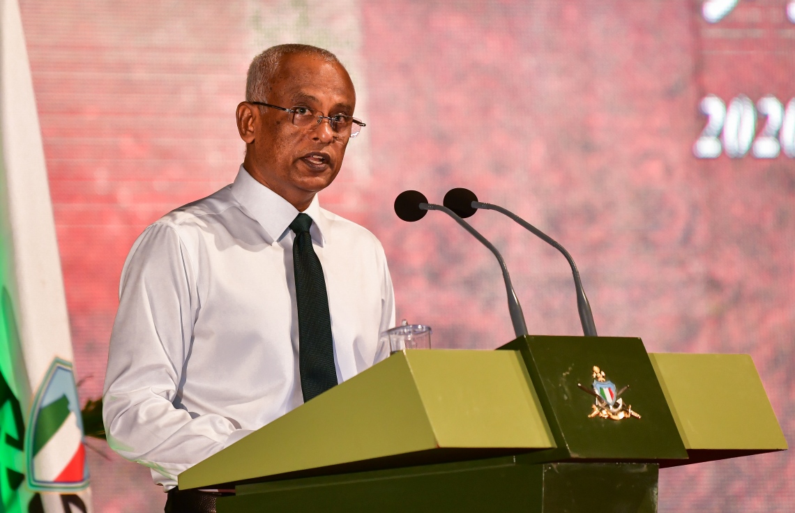 މާލެ: ޖުލައި 5، 2020- ކޮވިޑް-19 އިން ދިވެހިން ރައްކާތެރިކުރުމަށް ސަރުކާރުން އެޅި ފިޔަވަޅުތަކަށް ސިފައިންގެ ފަރާތުން ދިން އެއްބާރުލުމާއި އެހީތެރިކަމުގެ އަގު ވަޒަން ކުރެއްވުމުގެ ގޮތުން ރައީސް އިބްރާހިމް މުހައްމަދު ސޯލިހު، ސިފައިންނާ ބައްދަލުކުރައްވަން ބޭއްވި ރަސްމިއްޔާތުގައި ވާހަކަފުޅު ދައްކަވަނީ.---ފޮޓޯ: އަހުމަދު އަވްޝަން/މިހާރު