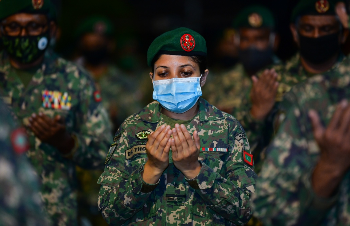 މާލެ: ޖުލައި 5، 2020- ކޮވިޑް-19 އިން ދިވެހިން ރައްކާތެރިކުރުމަށް ސަރުކާރުން އެޅި ފިޔަވަޅުތަކަށް ސިފައިންގެ ފަރާތުން ދިން އެއްބާރުލުމާއި އެހީތެރިކަމުގެ އަގު ވަޒަން ކުރެއްވުމުގެ ގޮތުން ރައީސް އިބްރާހިމް މުހައްމަދު ސޯލިހު، ސިފައިންނާ ބައްދަލުކުރައްވަން ބޭއްވި ރަސްމިއްޔާތުގައި އަންހެން ސިފައިންގެ މީހަކު ދުއާ އަށް އަތް ނަގައިގެން.---ފޮޓޯ: އަހުމަދު އަވްޝަން/މިހާރު