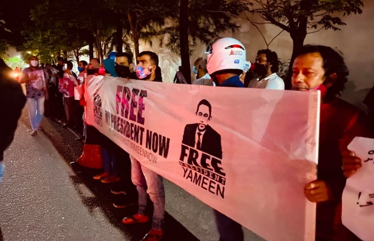 ހޯމް މިނިސްޓަރު އުޅުއްވާ ފްލެޓް ކައިރީ މުޒާހަރާކޮށްފި