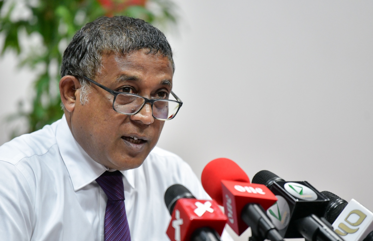 މިނިސްޓަރު އަސްލަމް ނޫސްވެރިންނާ ވާހަކަ ދައްކަވަނީ: ފްލެޓްތައް ލަސްވުމުގައި ސަރުކާރުގެ އިހުމާލެއް ނެތް ކަމަށް ވިދާޅުވި. --ފޮޓޯ: ނިޝާން އަލީ/މިހާރު