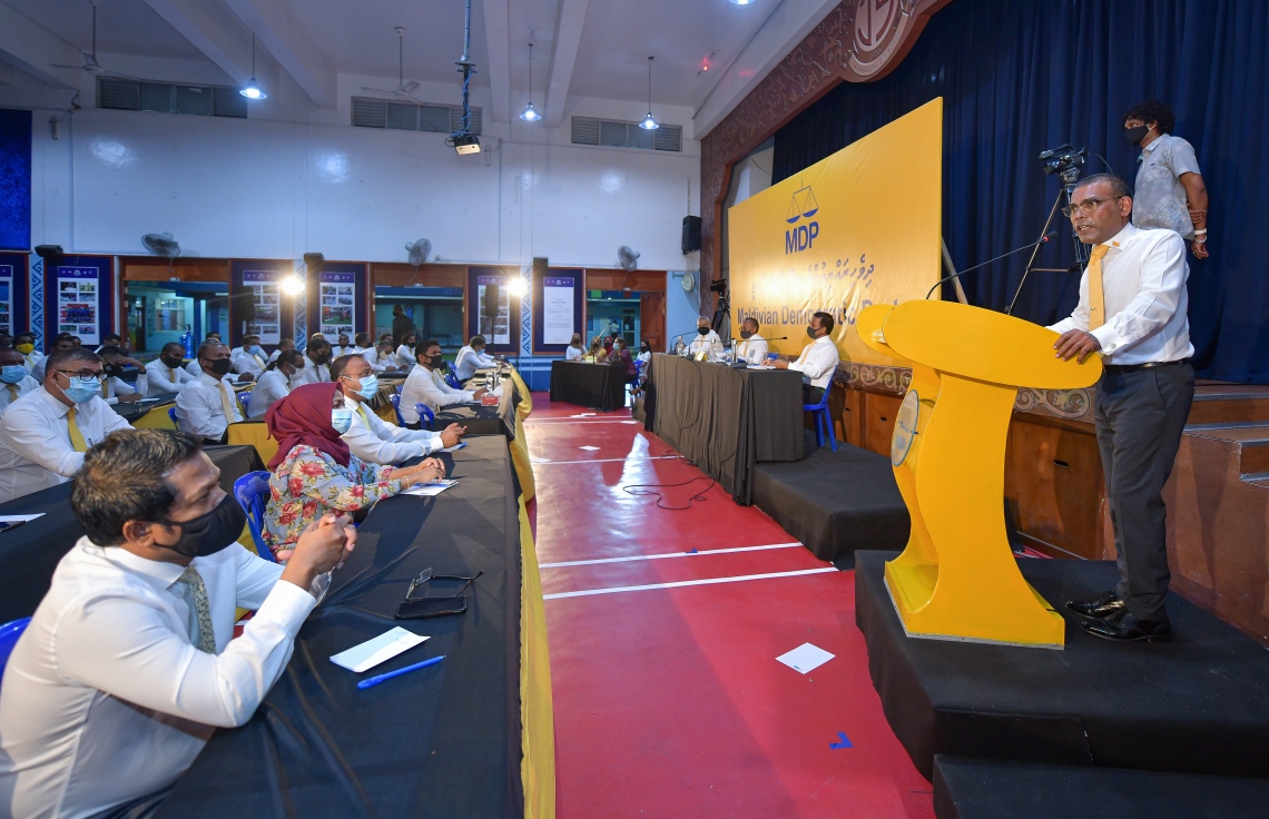 މާލެ: ޖުލައި 8، 2020: ޖަމާލުއްދީން ސްކޫލްގައި ބޭއްވި އެމްޑީޕީގެ ގައުމީ މަޖިލީހުގެ ޖަލްސާގެ ތެރެއިން: ކޮވިޑް-19 ފެތުރުން ކޮންޓްރޯލްކުރަން އެޅި ފިޔަވަޅުތަކުގެ ސަބަބުން ވަރަށް ބޮޑު ދައްޗަކާ ކުރިމަތިވެފައިވާ ކަަމަށާއި އެހެން ނަމަވެސް އެމްޑީޕީގެ ވައުދުތައް އަންނަނީ ފުއްދަމުން ކަމަށް ރައްޔިތުންގެ މަޖިލީހުގެ ރައީސް އަދި އެމްޑީޕީގެ ރައީސް މުހައްމަދު ނަޝީދު ވިދާޅުވި.-- ފޮޓޯތައް: އަހުމަދު އަވްޝަން އިލްޔާސް /މިހާރު