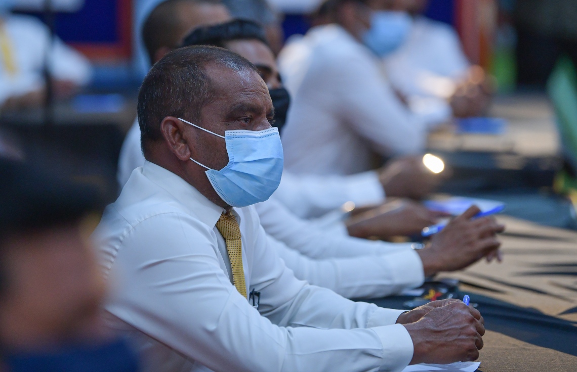 މާލެ: ޖުލައި 8، 2020: ޖަމާލުއްދީން ސްކޫލްގައި ބޭއްވި އެމްޑީޕީގެ ގައުމީ މަޖިލީހުގެ ޖަލްސާގެ ތެރެއިން: ކޮވިޑް-19 ފެތުރުން ކޮންޓްރޯލްކުރަން އެޅި ފިޔަވަޅުތަކުގެ ސަބަބުން ވަރަށް ބޮޑު ދައްޗަކާ ކުރިމަތިވެފައިވާ ކަަމަށާއި އެހެން ނަމަވެސް އެމްޑީޕީގެ ވައުދުތައް އަންނަނީ ފުއްދަމުން ކަމަށް ރައްޔިތުންގެ މަޖިލީހުގެ ރައީސް އަދި އެމްޑީޕީގެ ރައީސް މުހައްމަދު ނަޝީދު ވިދާޅުވި.-- ފޮޓޯތައް: އަހުމަދު އަވްޝަން އިލްޔާސް /މިހާރު