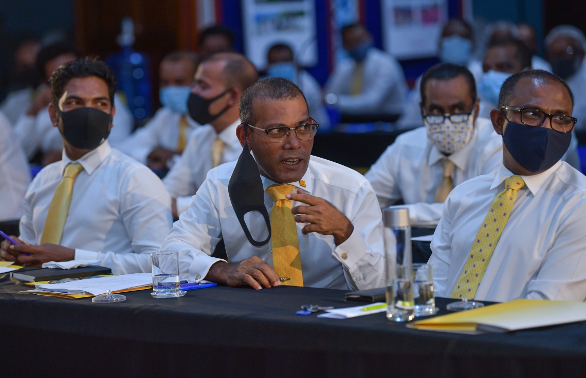 މާލެ: ޖުލައި 8، 2020: ޖަމާލުއްދީން ސްކޫލްގައި ބޭއްވި އެމްޑީޕީގެ ގައުމީ މަޖިލީހުގެ ޖަލްސާގެ ތެރެއިން: ކޮވިޑް-19 ފެތުރުން ކޮންޓްރޯލްކުރަން އެޅި ފިޔަވަޅުތަކުގެ ސަބަބުން ވަރަށް ބޮޑު ދައްޗަކާ ކުރިމަތިވެފައިވާ ކަަމަށާއި އެހެން ނަމަވެސް އެމްޑީޕީގެ ވައުދުތައް އަންނަނީ ފުއްދަމުން ކަމަށް ރައްޔިތުންގެ މަޖިލީހުގެ ރައީސް އަދި އެމްޑީޕީގެ ރައީސް މުހައްމަދު ނަޝީދު ވިދާޅުވި.-- ފޮޓޯތައް: އަހުމަދު އަވްޝަން އިލްޔާސް /މިހާރު