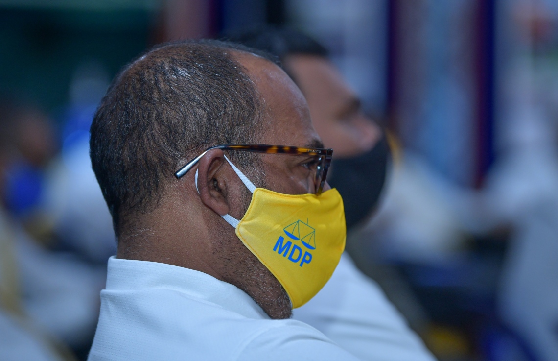 މާލެ: ޖުލައި 8، 2020: ޖަމާލުއްދީން ސްކޫލްގައި ބޭއްވި އެމްޑީޕީގެ ގައުމީ މަޖިލީހުގެ ޖަލްސާގެ ތެރެއިން: ކޮވިޑް-19 ފެތުރުން ކޮންޓްރޯލްކުރަން އެޅި ފިޔަވަޅުތަކުގެ ސަބަބުން ވަރަށް ބޮޑު ދައްޗަކާ ކުރިމަތިވެފައިވާ ކަަމަށާއި އެހެން ނަމަވެސް އެމްޑީޕީގެ ވައުދުތައް އަންނަނީ ފުއްދަމުން ކަމަށް ރައްޔިތުންގެ މަޖިލީހުގެ ރައީސް އަދި އެމްޑީޕީގެ ރައީސް މުހައްމަދު ނަޝީދު ވިދާޅުވި.-- ފޮޓޯތައް: އަހުމަދު އަވްޝަން އިލްޔާސް /މިހާރު