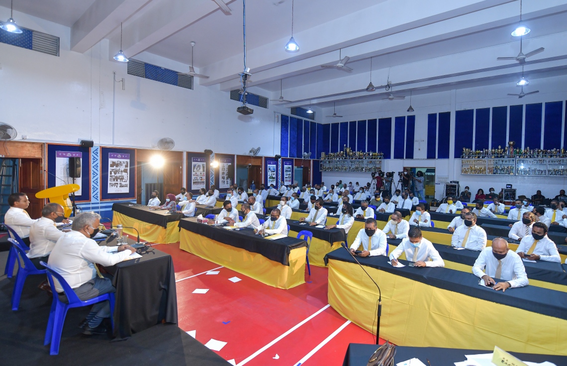 މާލެ: ޖުލައި 8، 2020: ޖަމާލުއްދީން ސްކޫލްގައި ބޭއްވި އެމްޑީޕީގެ ގައުމީ މަޖިލީހުގެ ޖަލްސާގެ ތެރެއިން: ކޮވިޑް-19 ފެތުރުން ކޮންޓްރޯލްކުރަން އެޅި ފިޔަވަޅުތަކުގެ ސަބަބުން ވަރަށް ބޮޑު ދައްޗަކާ ކުރިމަތިވެފައިވާ ކަަމަށާއި އެހެން ނަމަވެސް އެމްޑީޕީގެ ވައުދުތައް އަންނަނީ ފުއްދަމުން ކަމަށް ރައްޔިތުންގެ މަޖިލީހުގެ ރައީސް އަދި އެމްޑީޕީގެ ރައީސް މުހައްމަދު ނަޝީދު ވިދާޅުވި.-- ފޮޓޯތައް: އަހުމަދު އަވްޝަން އިލްޔާސް /މިހާރު