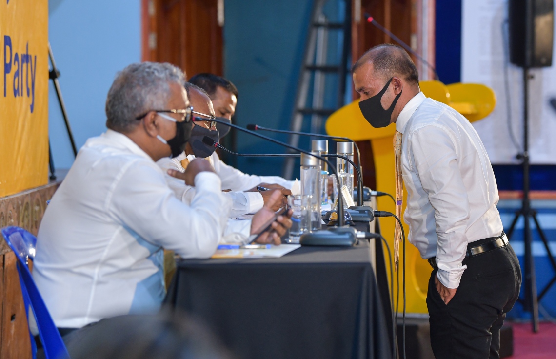 މާލެ: ޖުލައި 8، 2020: ޖަމާލުއްދީން ސްކޫލްގައި ބޭއްވި އެމްޑީޕީގެ ގައުމީ މަޖިލީހުގެ ޖަލްސާގެ ތެރެއިން: ކޮވިޑް-19 ފެތުރުން ކޮންޓްރޯލްކުރަން އެޅި ފިޔަވަޅުތަކުގެ ސަބަބުން ވަރަށް ބޮޑު ދައްޗަކާ ކުރިމަތިވެފައިވާ ކަަމަށާއި އެހެން ނަމަވެސް އެމްޑީޕީގެ ވައުދުތައް އަންނަނީ ފުއްދަމުން ކަމަށް ރައްޔިތުންގެ މަޖިލީހުގެ ރައީސް އަދި އެމްޑީޕީގެ ރައީސް މުހައްމަދު ނަޝީދު ވިދާޅުވި.-- ފޮޓޯތައް: އަހުމަދު އަވްޝަން އިލްޔާސް /މިހާރު