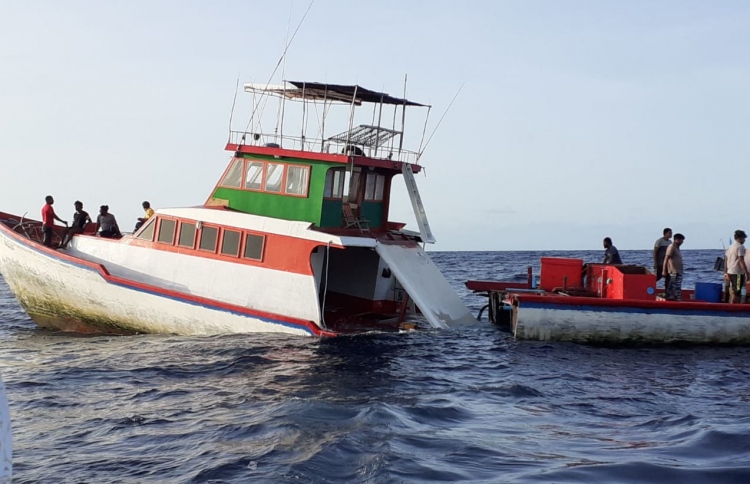 13 މީހުންނާއެކު ދަތުރުކުރި މަސްދޯންޏެއް ބިނދިއްޖެ