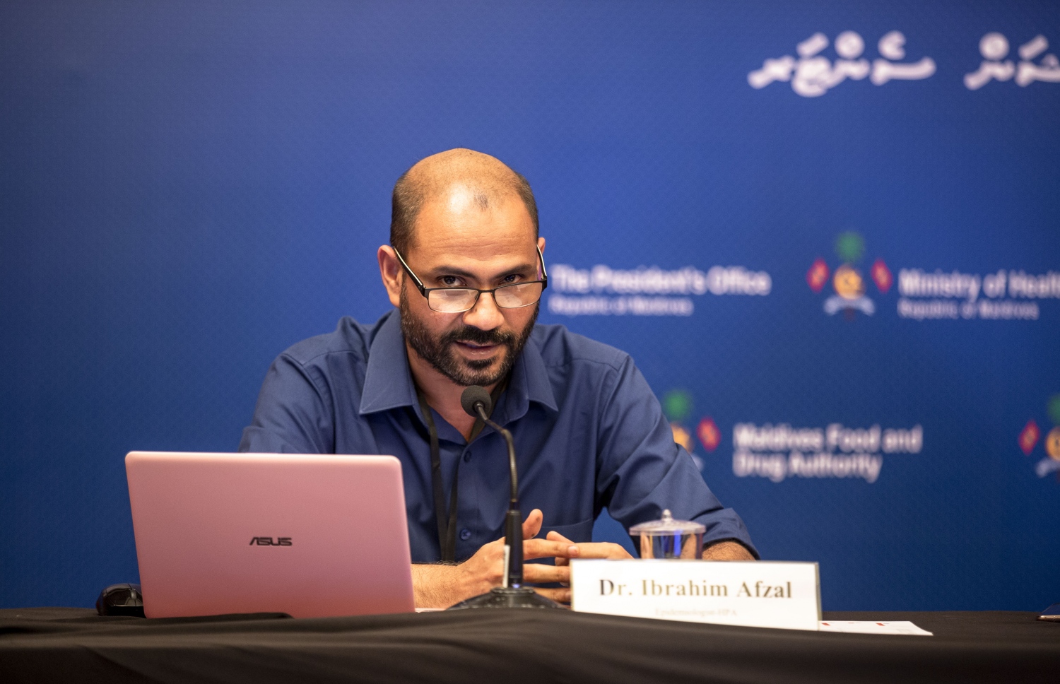 ރޭގެ މީޑިއާ ބްރީފިންގައި ޑރ. އަފްޒަލް ނޫސްވެރިންގެ ސުވާލުތަކަށް ޖަވާބު ދެއްވަނީ.