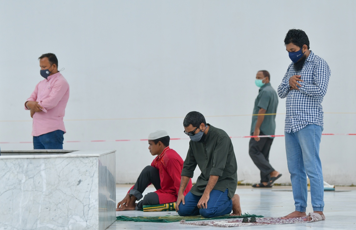 މާލެ: ޖުލައި 10، 2020: ކޮވިޑް-19 އިން ރައްކާތެރިވުމަށް އެޅި ފިޔަވަޅުތަކުގެ ތެރެއިން މާލެ ސަރަހައްދުގެ މިސްކިތްތަކުގައި ހުކުރު ނަމާދުކުރުން ހުއްޓާލިތާ ތިން މަސް ފަހުން ހުކުރު ނަމާދު ކުރަން ފެށުން: މިއަދުން ފެށިގެން މާލެ އާއި ވިލިމާލެ އަދި ހުޅުމާލޭގެ މިސްކިތްތަކުގައިި ހުކުރު ނަމާދު ކުރާނެ ކަމަށް އިސްލާމިކް މިނިސްޓްރީން ބުނި.-- ފޮޓޯ: އަހުމަދު އަވްޝަން އިލްޔާސް /މިހާރު