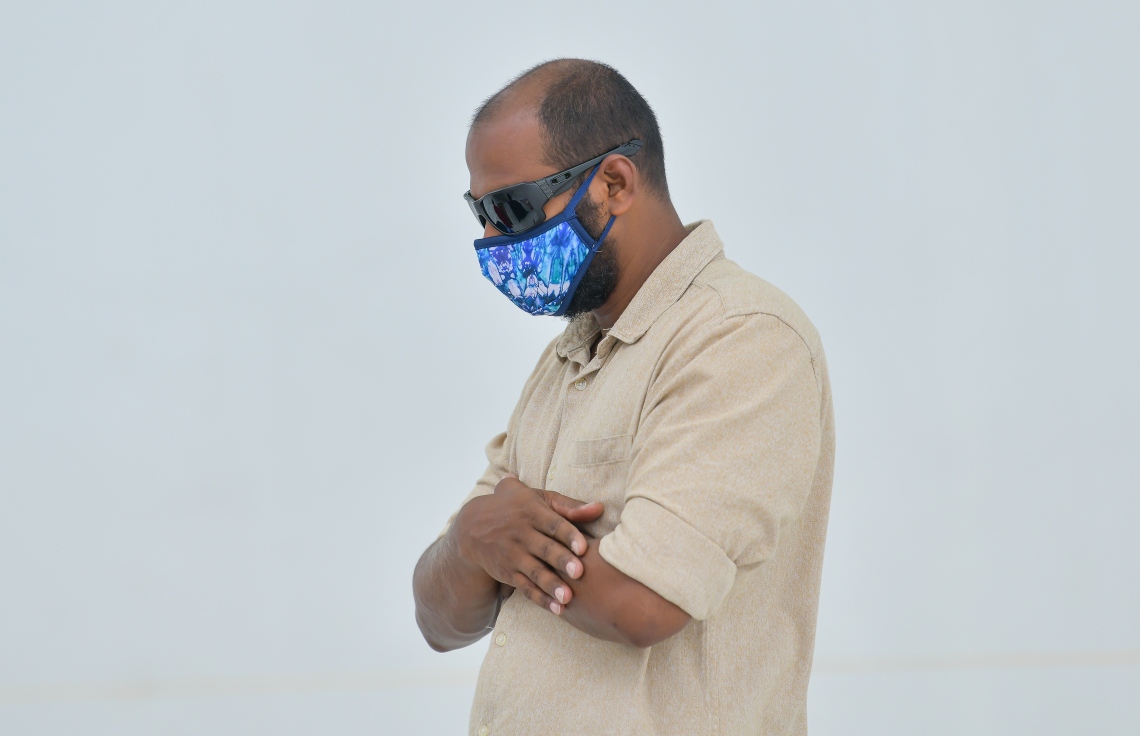 މާލެ: ޖުލައި 10، 2020: ކޮވިޑް-19 އިން ރައްކާތެރިވުމަށް އެޅި ފިޔަވަޅުތަކުގެ ތެރެއިން މާލެ ސަރަހައްދުގެ މިސްކިތްތަކުގައި ހުކުރު ނަމާދުކުރުން ހުއްޓާލިތާ ތިން މަސް ފަހުން ހުކުރު ނަމާދު ކުރަން ފެށުން: މިއަދުން ފެށިގެން މާލެ އާއި ވިލިމާލެ އަދި ހުޅުމާލޭގެ މިސްކިތްތަކުގައިި ހުކުރު ނަމާދު ކުރާނެ ކަމަށް އިސްލާމިކް މިނިސްޓްރީން ބުނި.-- ފޮޓޯ: އަހުމަދު އަވްޝަން އިލްޔާސް /މިހާރު