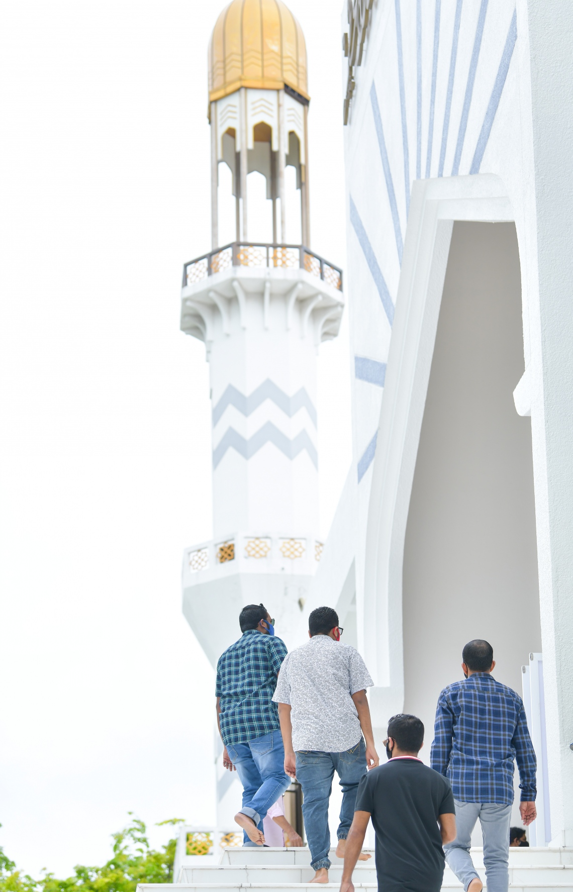 މާލެ: ޖުލައި 10، 2020: ކޮވިޑް-19 އިން ރައްކާތެރިވުމަށް އެޅި ފިޔަވަޅުތަކުގެ ތެރެއިން މާލެ ސަރަހައްދުގެ މިސްކިތްތަކުގައި ހުކުރު ނަމާދުކުރުން ހުއްޓާލިތާ ތިން މަސް ފަހުން ހުކުރު ނަމާދު ކުރަން ފެށުން: މިއަދުން ފެށިގެން މާލެ އާއި ވިލިމާލެ އަދި ހުޅުމާލޭގެ މިސްކިތްތަކުގައިި ހުކުރު ނަމާދު ކުރާނެ ކަމަށް އިސްލާމިކް މިނިސްޓްރީން ބުނި.-- ފޮޓޯ: އަހުމަދު އަވްޝަން އިލްޔާސް /މިހާރު