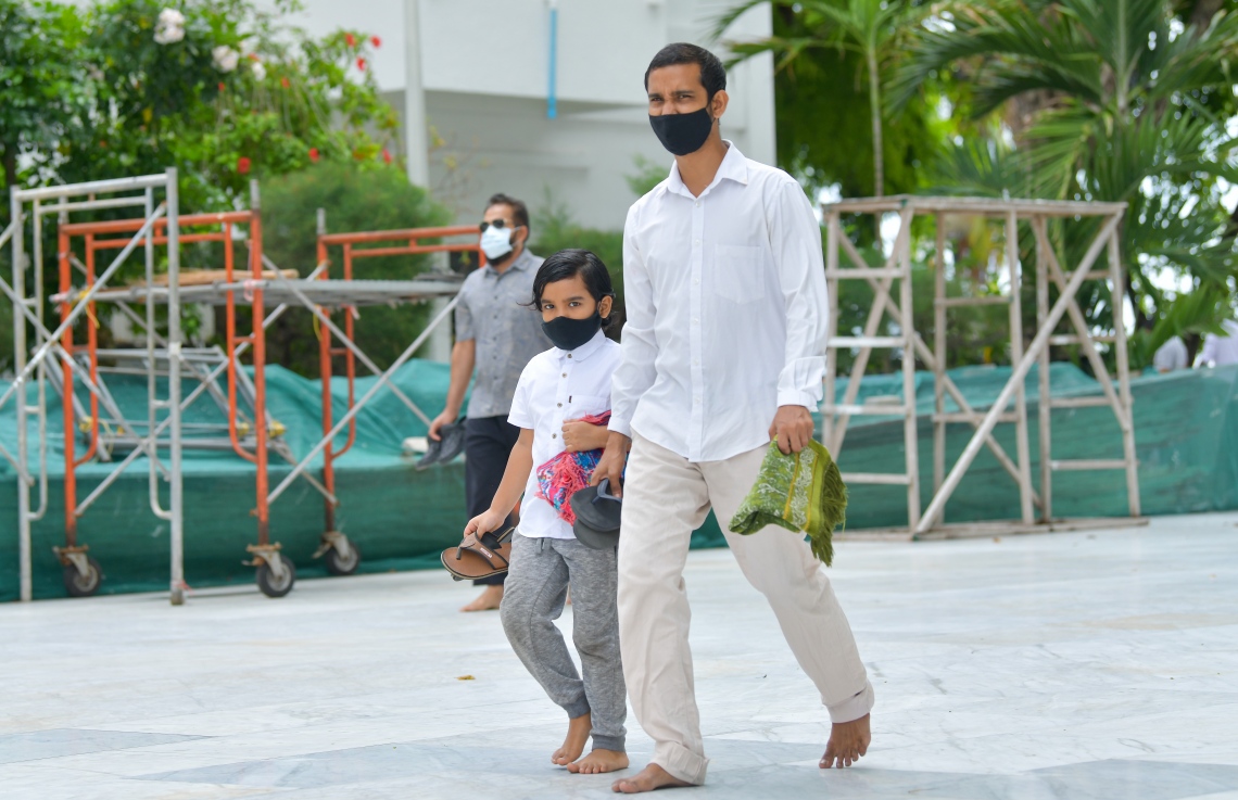 މާލެ: ޖުލައި 10، 2020: ކޮވިޑް-19 އިން ރައްކާތެރިވުމަށް އެޅި ފިޔަވަޅުތަކުގެ ތެރެއިން މާލެ ސަރަހައްދުގެ މިސްކިތްތަކުގައި ހުކުރު ނަމާދުކުރުން ހުއްޓާލިތާ ތިން މަސް ފަހުން ހުކުރު ނަމާދު ކުރަން ފެށުން: މިއަދުން ފެށިގެން މާލެ އާއި ވިލިމާލެ އަދި ހުޅުމާލޭގެ މިސްކިތްތަކުގައިި ހުކުރު ނަމާދު ކުރާނެ ކަމަށް އިސްލާމިކް މިނިސްޓްރީން ބުނި.-- ފޮޓޯ: އަހުމަދު އަވްޝަން އިލްޔާސް /މިހާރު