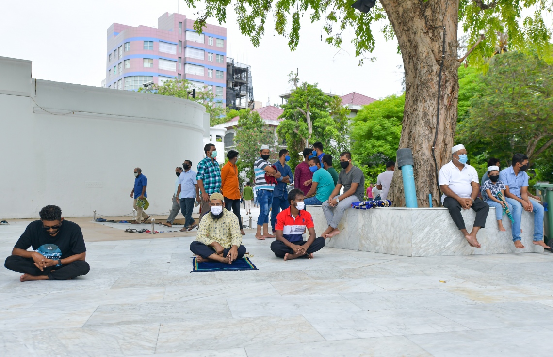 މާލެ: ޖުލައި 10، 2020: ކޮވިޑް-19 އިން ރައްކާތެރިވުމަށް އެޅި ފިޔަވަޅުތަކުގެ ތެރެއިން މާލެ ސަރަހައްދުގެ މިސްކިތްތަކުގައި ހުކުރު ނަމާދުކުރުން ހުއްޓާލިތާ ތިން މަސް ފަހުން ހުކުރު ނަމާދު ކުރަން ފެށުން: މިއަދުން ފެށިގެން މާލެ އާއި ވިލިމާލެ އަދި ހުޅުމާލޭގެ މިސްކިތްތަކުގައިި ހުކުރު ނަމާދު ކުރާނެ ކަމަށް އިސްލާމިކް މިނިސްޓްރީން ބުނި.-- ފޮޓޯ: އަހުމަދު އަވްޝަން އިލްޔާސް /މިހާރު