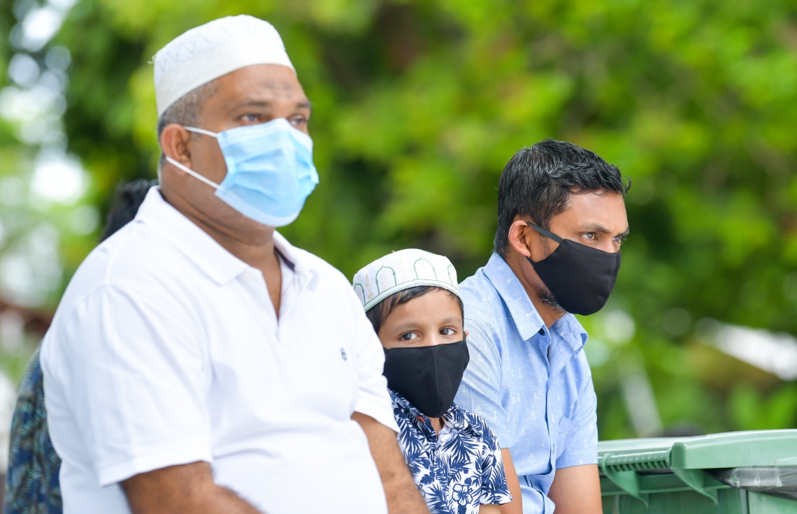 މާލެ: ޖުލައި 10، 2020: ކޮވިޑް-19 އިން ރައްކާތެރިވުމަށް އެޅި ފިޔަވަޅުތަކުގެ ތެރެއިން މާލެ ސަރަހައްދުގެ މިސްކިތްތަކުގައި ހުކުރު ނަމާދުކުރުން ހުއްޓާލިތާ ތިން މަސް ފަހުން ހުކުރު ނަމާދު ކުރަން ފެށުން: މިއަދުން ފެށިގެން މާލެ އާއި ވިލިމާލެ އަދި ހުޅުމާލޭގެ މިސްކިތްތަކުގައިި ހުކުރު ނަމާދު ކުރާނެ ކަމަށް އިސްލާމިކް މިނިސްޓްރީން ބުނި.-- ފޮޓޯ: އަހުމަދު އަވްޝަން އިލްޔާސް /މިހާރު