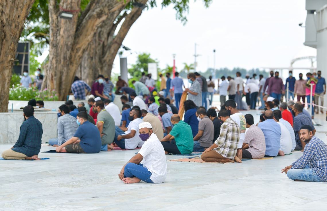 މާލެ: ޖުލައި 10، 2020: ކޮވިޑް-19 އިން ރައްކާތެރިވުމަށް އެޅި ފިޔަވަޅުތަކުގެ ތެރެއިން މާލެ ސަރަހައްދުގެ މިސްކިތްތަކުގައި ހުކުރު ނަމާދުކުރުން ހުއްޓާލިތާ ތިން މަސް ފަހުން ހުކުރު ނަމާދު ކުރަން ފެށުން: މިއަދުން ފެށިގެން މާލެ އާއި ވިލިމާލެ އަދި ހުޅުމާލޭގެ މިސްކިތްތަކުގައިި ހުކުރު ނަމާދު ކުރާނެ ކަމަށް އިސްލާމިކް މިނިސްޓްރީން ބުނި.-- ފޮޓޯ: އަހުމަދު އަވްޝަން އިލްޔާސް /މިހާރު
