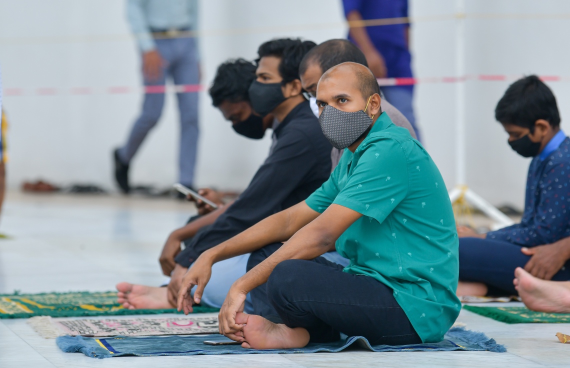 މާލެ: ޖުލައި 10، 2020: ކޮވިޑް-19 އިން ރައްކާތެރިވުމަށް އެޅި ފިޔަވަޅުތަކުގެ ތެރެއިން މާލެ ސަރަހައްދުގެ މިސްކިތްތަކުގައި ހުކުރު ނަމާދުކުރުން ހުއްޓާލިތާ ތިން މަސް ފަހުން ހުކުރު ނަމާދު ކުރަން ފެށުން: މިއަދުން ފެށިގެން މާލެ އާއި ވިލިމާލެ އަދި ހުޅުމާލޭގެ މިސްކިތްތަކުގައިި ހުކުރު ނަމާދު ކުރާނެ ކަމަށް އިސްލާމިކް މިނިސްޓްރީން ބުނި.-- ފޮޓޯ: އަހުމަދު އަވްޝަން އިލްޔާސް /މިހާރު