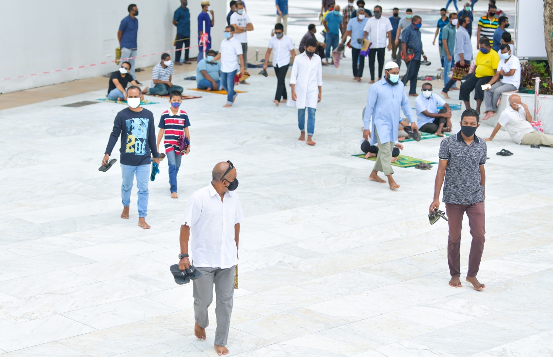 މާލެ: ޖުލައި 10، 2020: ކޮވިޑް-19 އިން ރައްކާތެރިވުމަށް އެޅި ފިޔަވަޅުތަކުގެ ތެރެއިން މާލެ ސަރަހައްދުގެ މިސްކިތްތަކުގައި ހުކުރު ނަމާދުކުރުން ހުއްޓާލިތާ ތިން މަސް ފަހުން ހުކުރު ނަމާދު ކުރަން ފެށުން: މިއަދުން ފެށިގެން މާލެ އާއި ވިލިމާލެ އަދި ހުޅުމާލޭގެ މިސްކިތްތަކުގައިި ހުކުރު ނަމާދު ކުރާނެ ކަމަށް އިސްލާމިކް މިނިސްޓްރީން ބުނި.-- ފޮޓޯ: އަހުމަދު އަވްޝަން އިލްޔާސް /މިހާރު