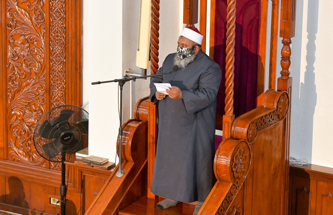 މާލެ: ޖުލައި 10، 2020: ކޮވިޑް-19 އިން ރައްކާތެރިވުމަށް އެޅި ފިޔަވަޅުތަކުގެ ތެރެއިން މާލެ ސަރަހައްދުގެ މިސްކިތްތަކުގައި ހުކުރު ނަމާދުކުރުން ހުއްޓާލިތާ ތިން މަސް ފަހުން ހުކުރު ނަމާދު ކުރަން ފެށުން: މިއަދުން ފެށިގެން މާލެ އާއި ވިލިމާލެ އަދި ހުޅުމާލޭގެ މިސްކިތްތަކުގައިި ހުކުރު ނަމާދު ކުރާނެ ކަމަށް އިސްލާމިކް މިނިސްޓްރީން ބުނި.-- ފޮޓޯ: އަހުމަދު އަވްޝަން އިލްޔާސް /މިހާރު