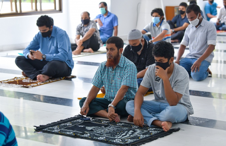 މާލޭގެ މިސްކިތްތަކުގައި ގައިދުރުުކޮށް ނަމާދުކުރަނީ