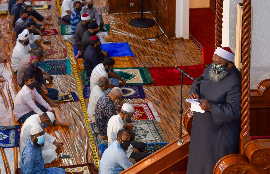 މާލެ: ޖުލައި 10، 2020: ކޮވިޑް-19 އިން ރައްކާތެރިވުމަށް އެޅި ފިޔަވަޅުތަކުގެ ތެރެއިން މާލެ ސަރަހައްދުގެ މިސްކިތްތަކުގައި ހުކުރު ނަމާދުކުރުން ހުއްޓާލިތާ ތިން މަސް ފަހުން ހުކުރު ނަމާދު ކުރަން ފެށުން: މިއަދުން ފެށިގެން މާލެ އާއި ވިލިމާލެ އަދި ހުޅުމާލޭގެ މިސްކިތްތަކުގައިި ހުކުރު ނަމާދު ކުރާނެ ކަމަށް އިސްލާމިކް މިނިސްޓްރީން ބުނި.-- ފޮޓޯ: އަހުމަދު އަވްޝަން އިލްޔާސް /މިހާރު