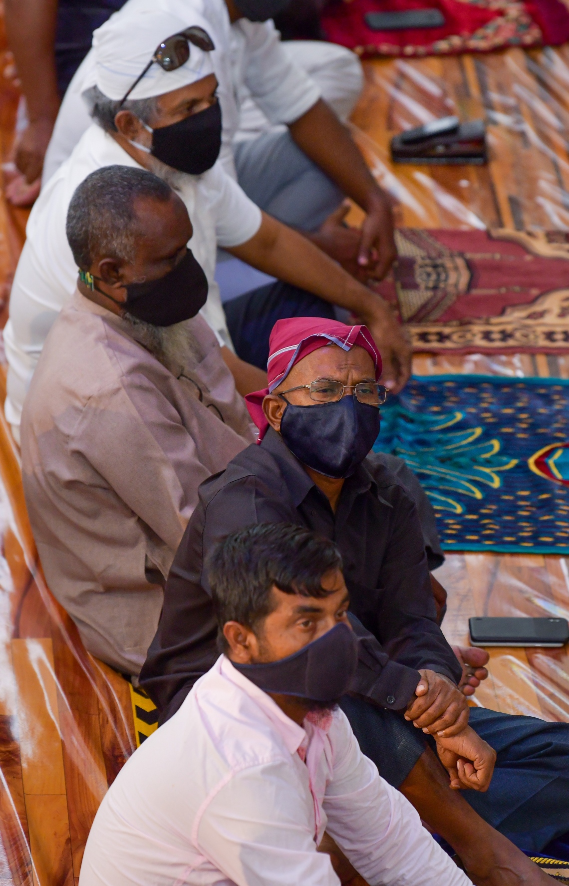 މާލެ: ޖުލައި 10، 2020: ކޮވިޑް-19 އިން ރައްކާތެރިވުމަށް އެޅި ފިޔަވަޅުތަކުގެ ތެރެއިން މާލެ ސަރަހައްދުގެ މިސްކިތްތަކުގައި ހުކުރު ނަމާދުކުރުން ހުއްޓާލިތާ ތިން މަސް ފަހުން ހުކުރު ނަމާދު ކުރަން ފެށުން: މިއަދުން ފެށިގެން މާލެ އާއި ވިލިމާލެ އަދި ހުޅުމާލޭގެ މިސްކިތްތަކުގައިި ހުކުރު ނަމާދު ކުރާނެ ކަމަށް އިސްލާމިކް މިނިސްޓްރީން ބުނި.-- ފޮޓޯ: އަހުމަދު އަވްޝަން އިލްޔާސް /މިހާރު