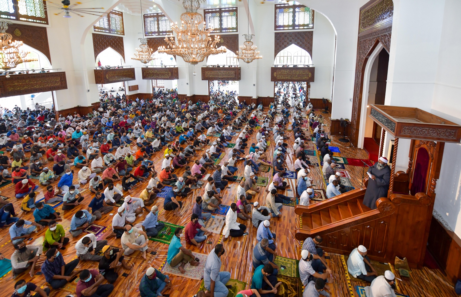 މާލޭގެ އިސްލާމީ މަރުކަޒުގައި ތިން މަސް ފަހުން މިއަދު ހުކުރު ނަމާދު ކުރަނީ.---ފޮޓޯ: އަހުމަދު އަވްޝަން/މިހާރު