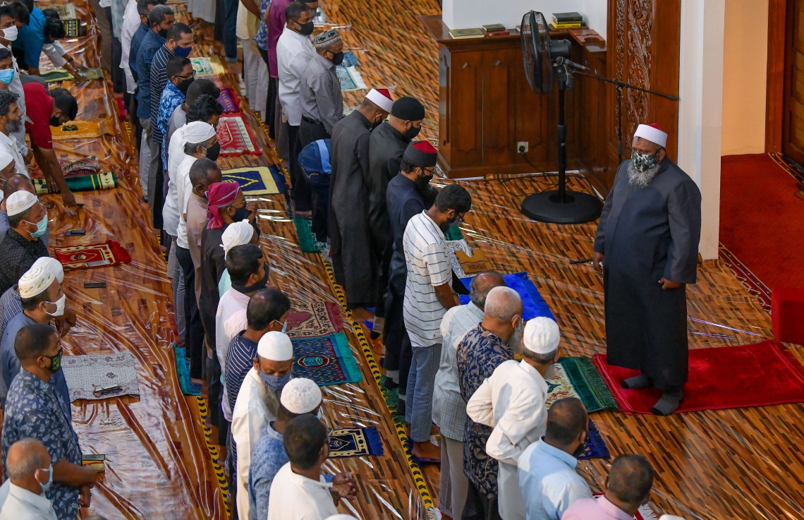 މާލެ: ޖުލައި 10، 2020: ކޮވިޑް-19 އިން ރައްކާތެރިވުމަށް އެޅި ފިޔަވަޅުތަކުގެ ތެރެއިން މާލެ ސަރަހައްދުގެ މިސްކިތްތަކުގައި ހުކުރު ނަމާދުކުރުން ހުއްޓާލިތާ ތިން މަސް ފަހުން ހުކުރު ނަމާދު ކުރަން ފެށުން: މިއަދުން ފެށިގެން މާލެ އާއި ވިލިމާލެ އަދި ހުޅުމާލޭގެ މިސްކިތްތަކުގައިި ހުކުރު ނަމާދު ކުރާނެ ކަމަށް އިސްލާމިކް މިނިސްޓްރީން ބުނި.-- ފޮޓޯ: އަހުމަދު އަވްޝަން އިލްޔާސް /މިހާރު