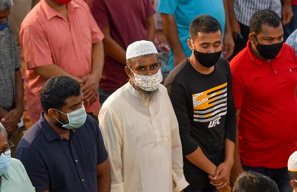 މާލެ: ޖުލައި 10، 2020: ކޮވިޑް-19 އިން ރައްކާތެރިވުމަށް އެޅި ފިޔަވަޅުތަކުގެ ތެރެއިން މާލެ ސަރަހައްދުގެ މިސްކިތްތަކުގައި ހުކުރު ނަމާދުކުރުން ހުއްޓާލިތާ ތިން މަސް ފަހުން ހުކުރު ނަމާދު ކުރަން ފެށުން: މިއަދުން ފެށިގެން މާލެ އާއި ވިލިމާލެ އަދި ހުޅުމާލޭގެ މިސްކިތްތަކުގައިި ހުކުރު ނަމާދު ކުރާނެ ކަމަށް އިސްލާމިކް މިނިސްޓްރީން ބުނި.-- ފޮޓޯ: އަހުމަދު އަވްޝަން އިލްޔާސް /މިހާރު