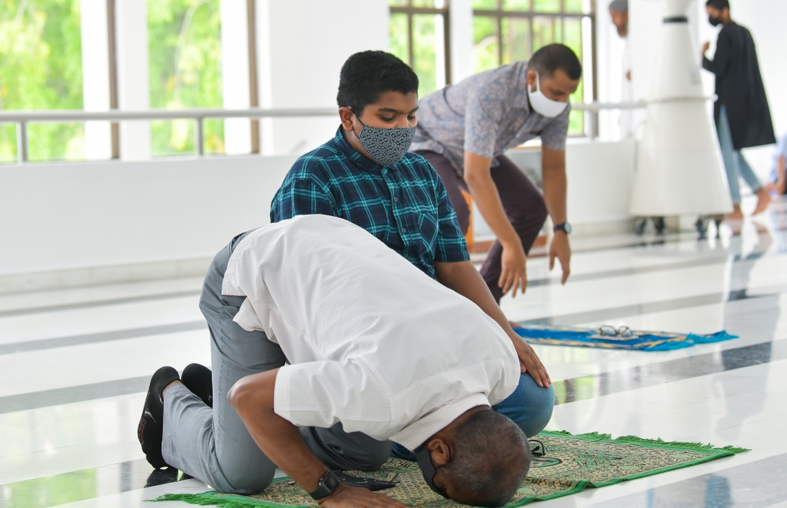 މާލެ: ޖުލައި 10، 2020: ކޮވިޑް-19 އިން ރައްކާތެރިވުމަށް އެޅި ފިޔަވަޅުތަކުގެ ތެރެއިން މާލެ ސަރަހައްދުގެ މިސްކިތްތަކުގައި ހުކުރު ނަމާދުކުރުން ހުއްޓާލިތާ ތިން މަސް ފަހުން ހުކުރު ނަމާދު ކުރަން ފެށުން: މިއަދުން ފެށިގެން މާލެ އާއި ވިލިމާލެ އަދި ހުޅުމާލޭގެ މިސްކިތްތަކުގައިި ހުކުރު ނަމާދު ކުރާނެ ކަމަށް އިސްލާމިކް މިނިސްޓްރީން ބުނި.-- ފޮޓޯ: އަހުމަދު އަވްޝަން އިލްޔާސް /މިހާރު