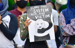 ޖިންސީ ގޯނާއާ ދެކޮޅަށް ކުރި މުޒާހަރާއެއްގައި ބަޔަކު ޝުއޫރު ފާޅުކުރަނީ: ދިރާސާއަކުން ދެއްކި ގޮތުގައި ކުޑަކުދިންނާ ގުޅޭ ބަދުއަހުލާގީ ތަކެއްޗަށް މި ސަރަހައްދުން އެންމެ ގިނަ މީހުން އެކްސެސް ވަނީ ރާއްޖޭގައި. -- ފޮޓޯ: މިހާރު