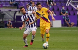 Real Valladolid's Spanish midfielder Oscar Plano (L) vies with Barcelona's Argentinian forward Lionel Messi during the Spanish league football match between Real Valladolid FC and FC Barcelona at the Jose Zorrilla stadium in Valladolid on July 11, 2020. (Photo by CESAR MANSO / AFP)