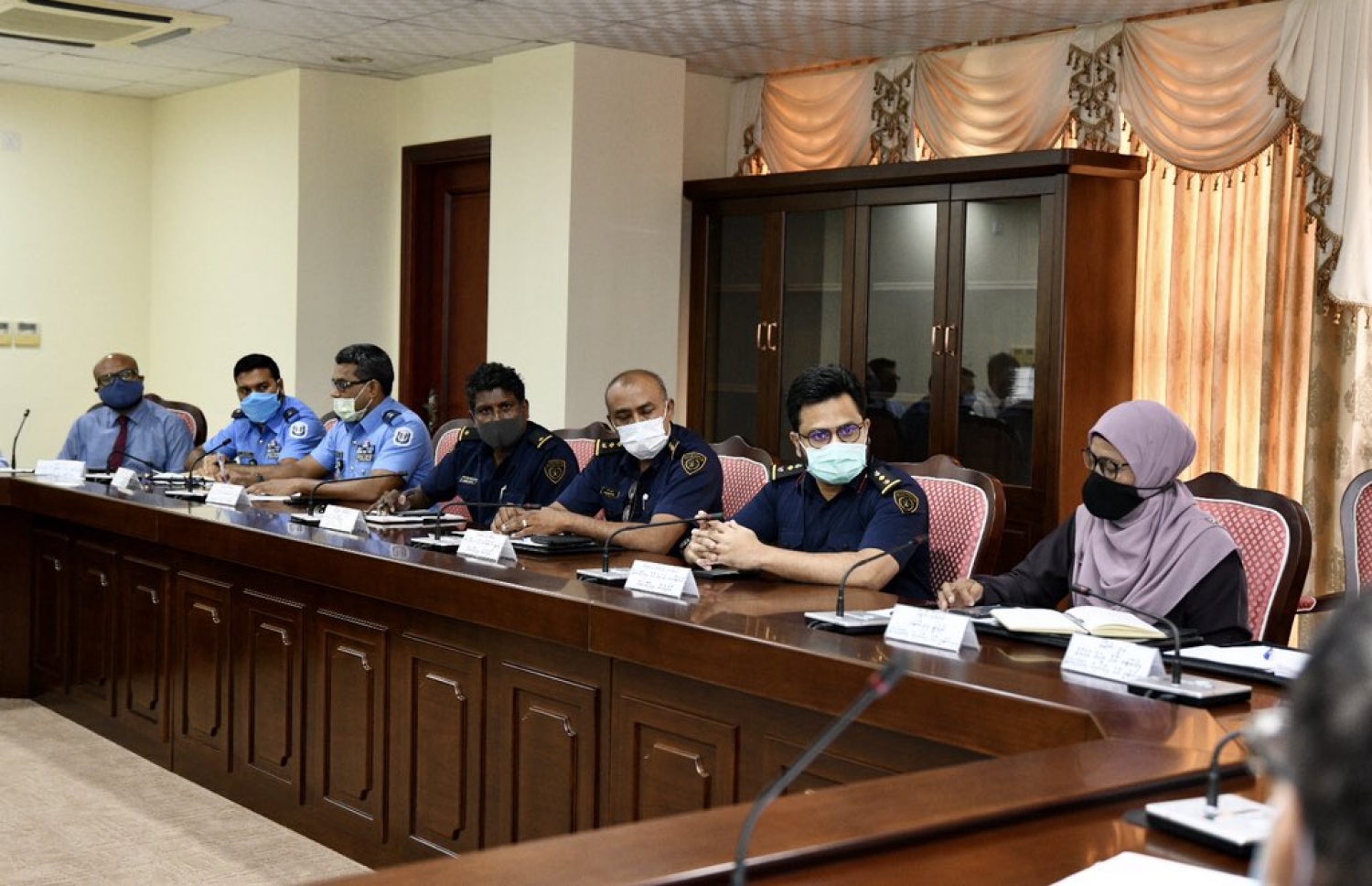 ރައްޔިތުންގެ މަޖިލީހުގެ ކޮމިޓީގައި އިއްޔެ ފުލުހުންނާއި އިމިގްރޭޝަންގެ އިސްވެރިންތަކެއް ބައިވެރިވެވަޑައިގަންނަވަނީ. --ފޮޓޯ/މަޖިލިސް