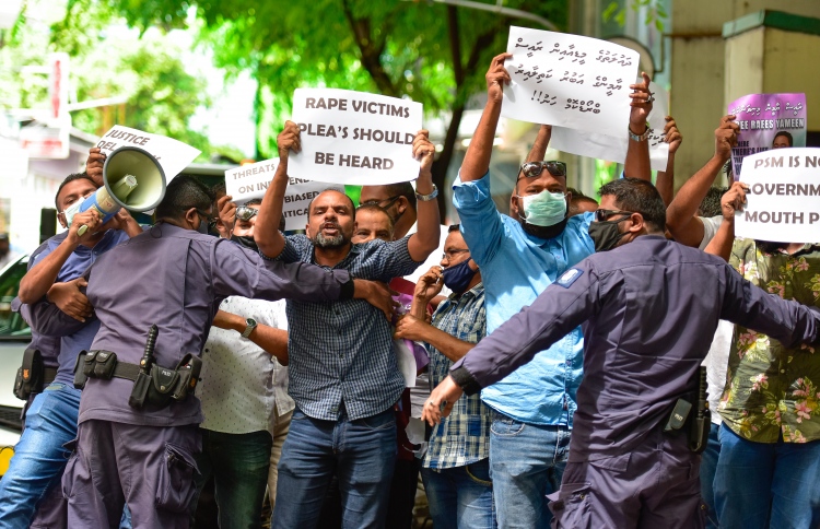 ނޫސްވެރިންގެ މަސައްކަތަށް ހުރަސް ނާޅަން އެދިއްޖެ