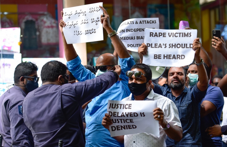 މީޑިއާތަކާ މެދު ތަފާތުކުރާ ކަމަށް ބުނެ މުޒާހަރާކޮށްފި